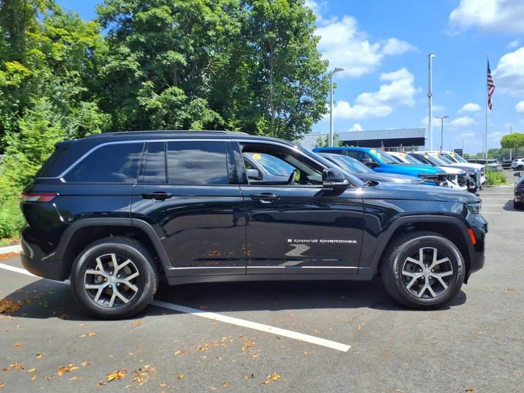 2025 Jeep Grand Cherokee Limited photo 8