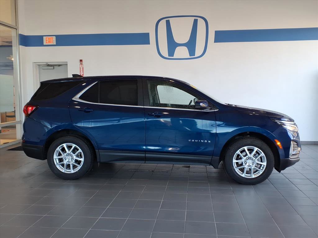 2022 Chevrolet Equinox LT photo 2