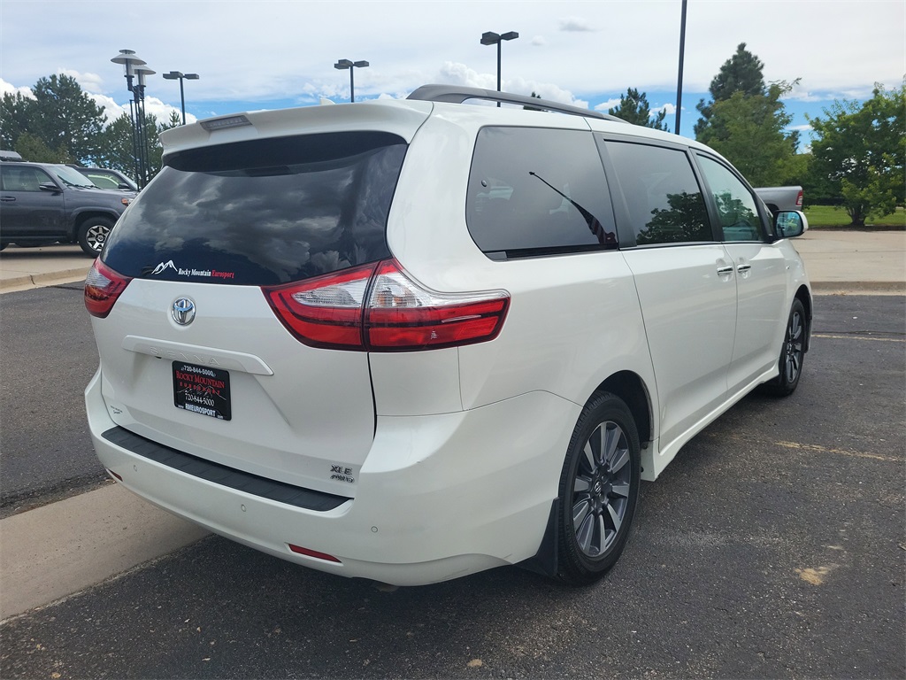 2019 Toyota Sienna XLE photo 4