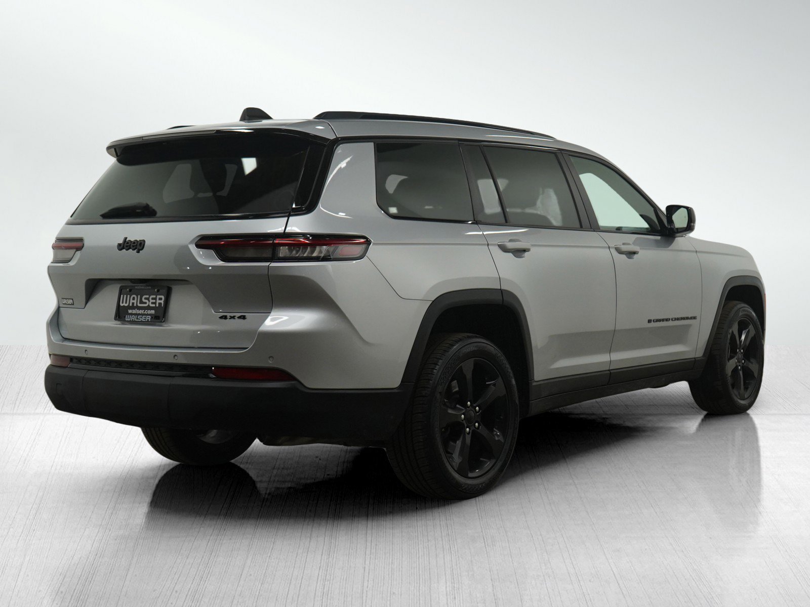 2023 Jeep Grand Cherokee Laredo Altitude photo 3