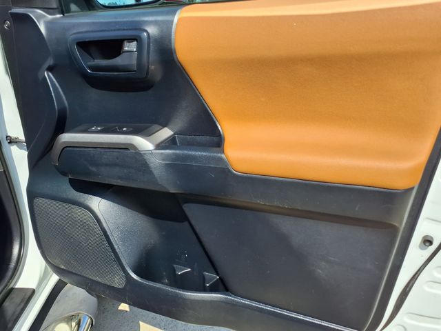2016 Toyota Tacoma SR5 photo 16