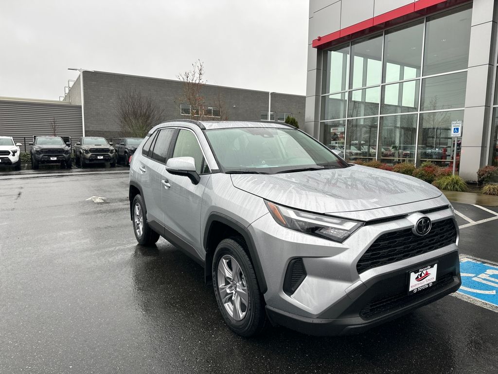 2025 Toyota RAV4 XLE's photo
