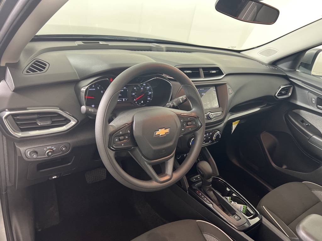 2023 Chevrolet Trailblazer LT photo 2