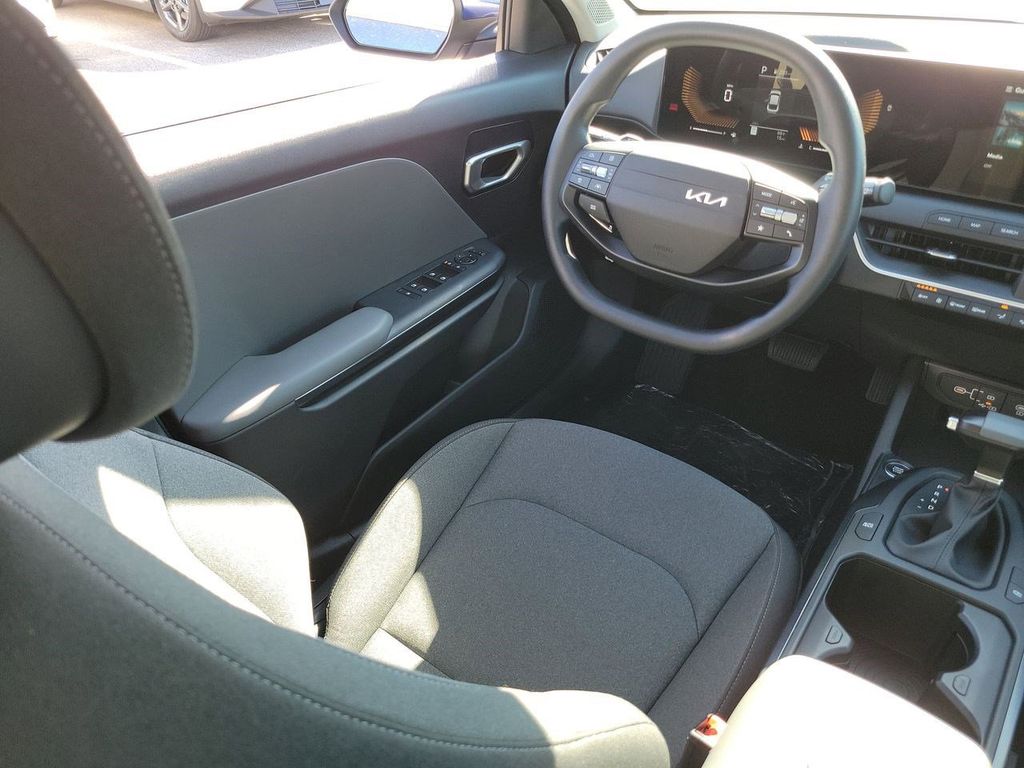 2025 Kia K4 LXS photo 16
