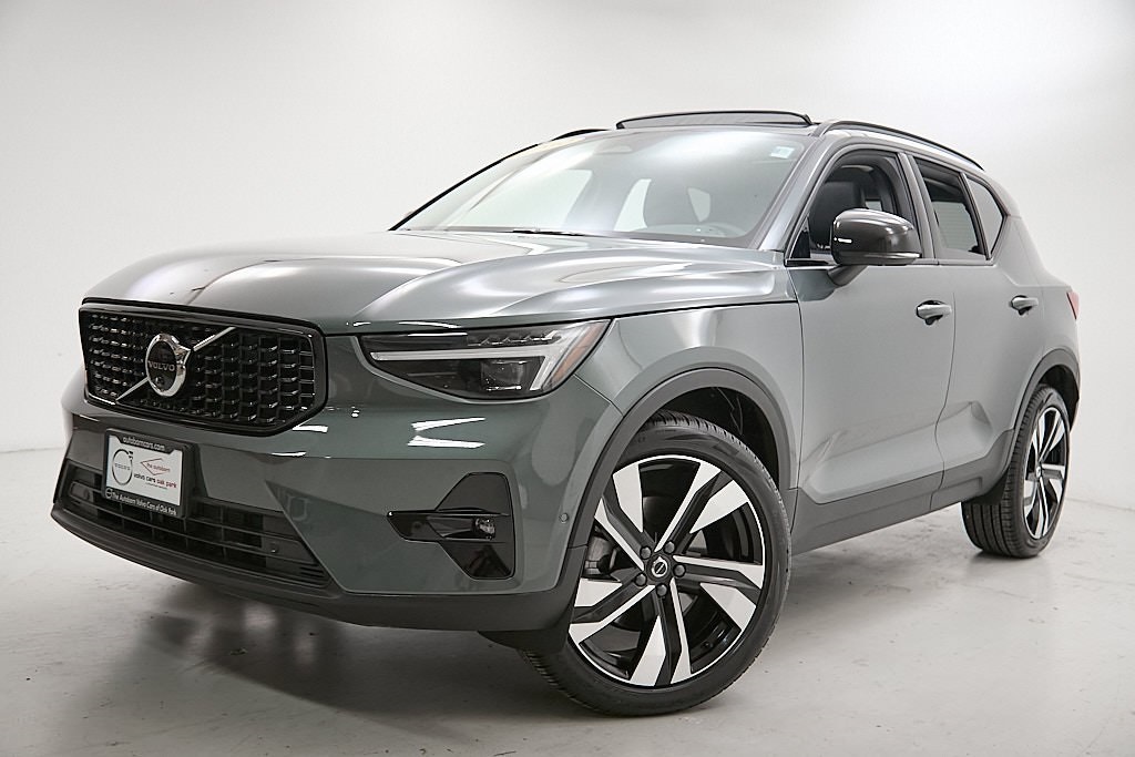 2026 VOLVO XC40 - Image 1