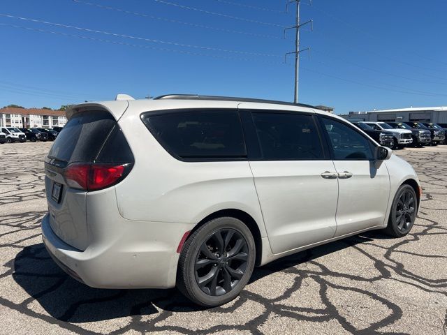 2020 Chrysler Pacifica Touring L photo 4