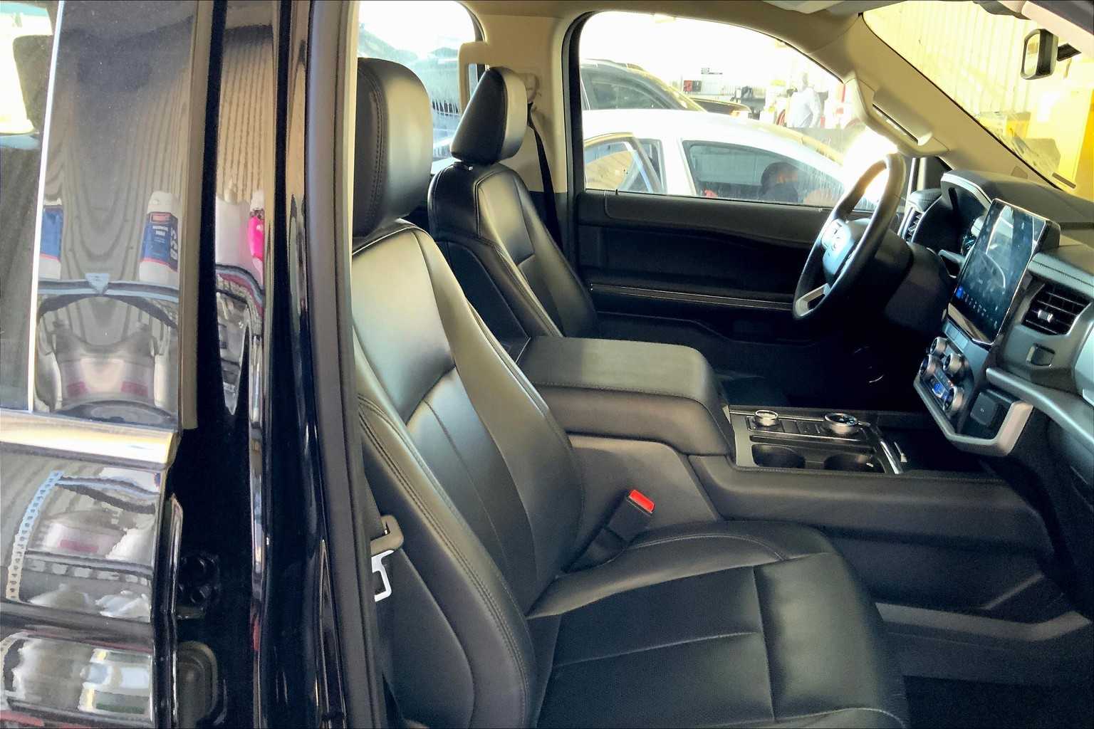 2024 Ford Expedition XLT photo 8