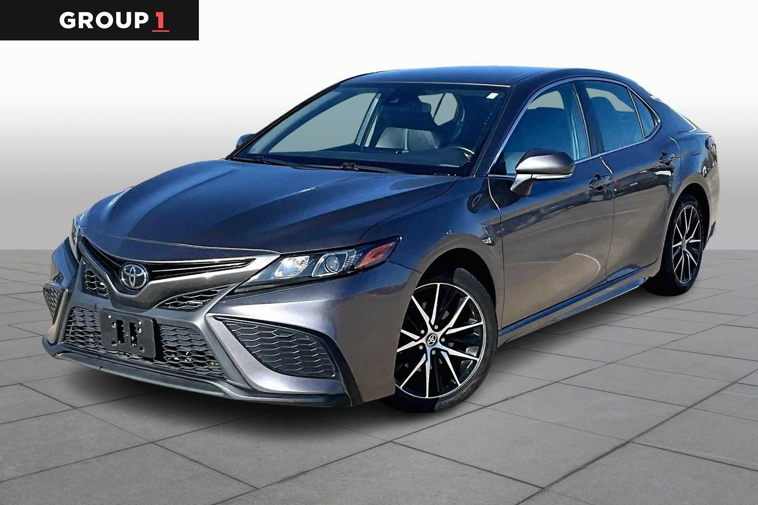 2022 Toyota Camry SE's photo