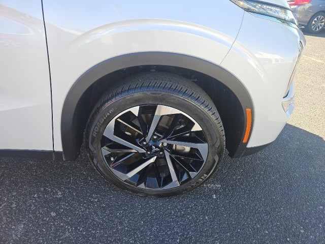 Used 2022 White Diamond Mitsubishi SE image 7