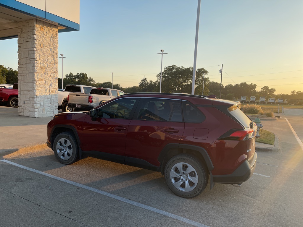 2021 Toyota RAV4 LE photo 3