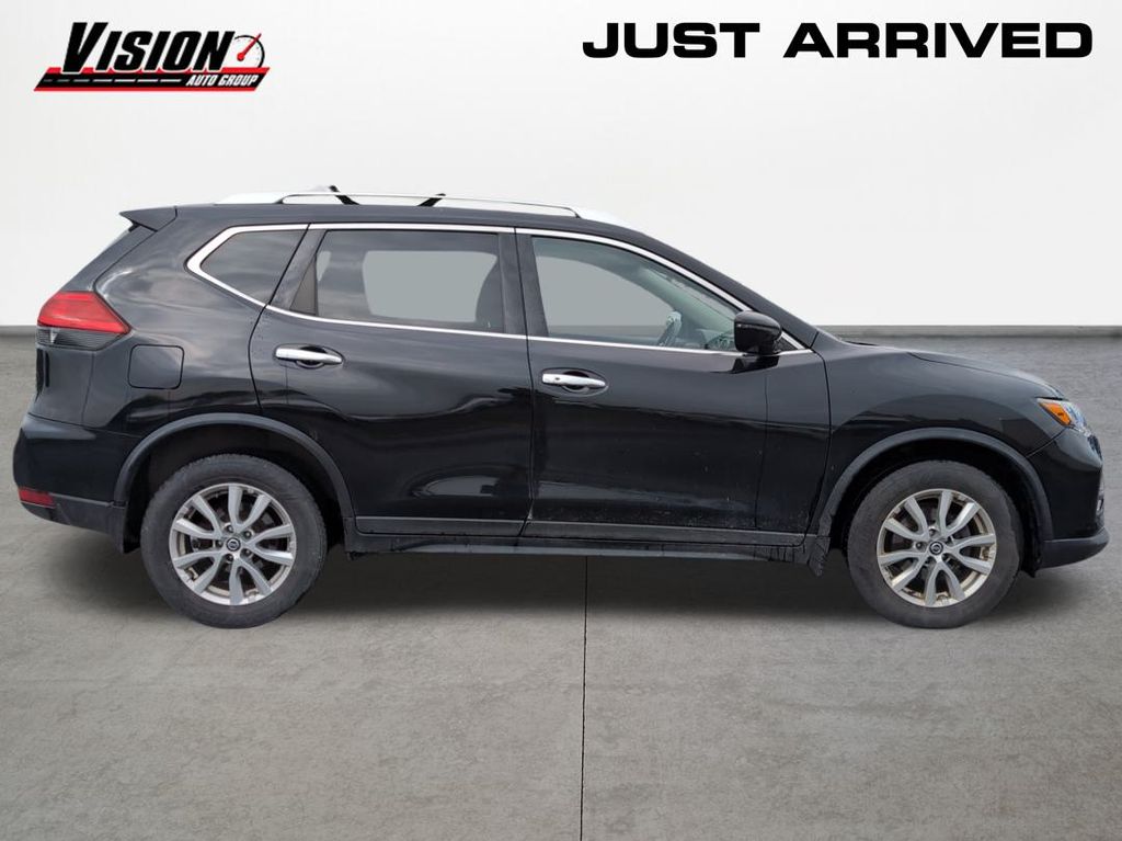 2017 Nissan Rogue SV photo 3