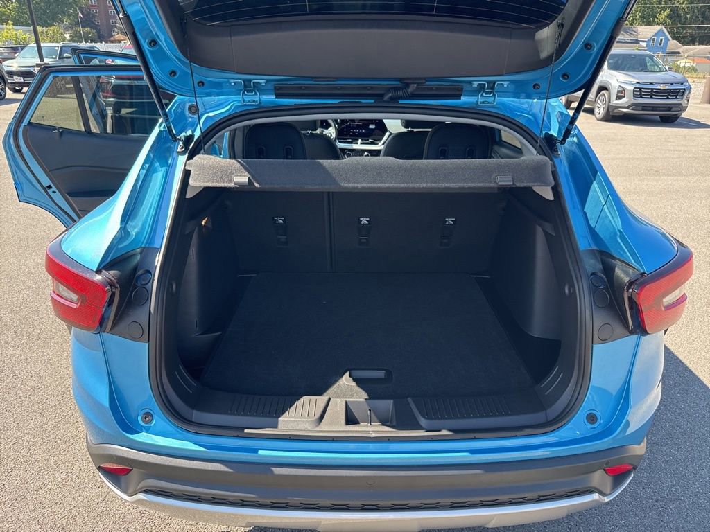 2025 Chevrolet Trax LT photo 12