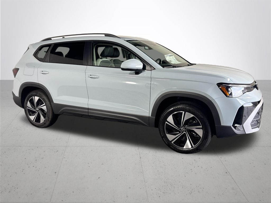 2025 Volkswagen Taos SE photo 4