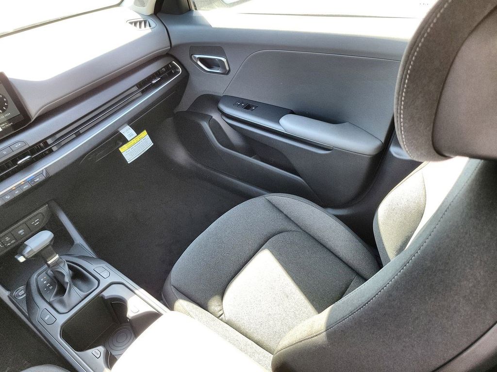 2025 Kia K4 LXS photo 17