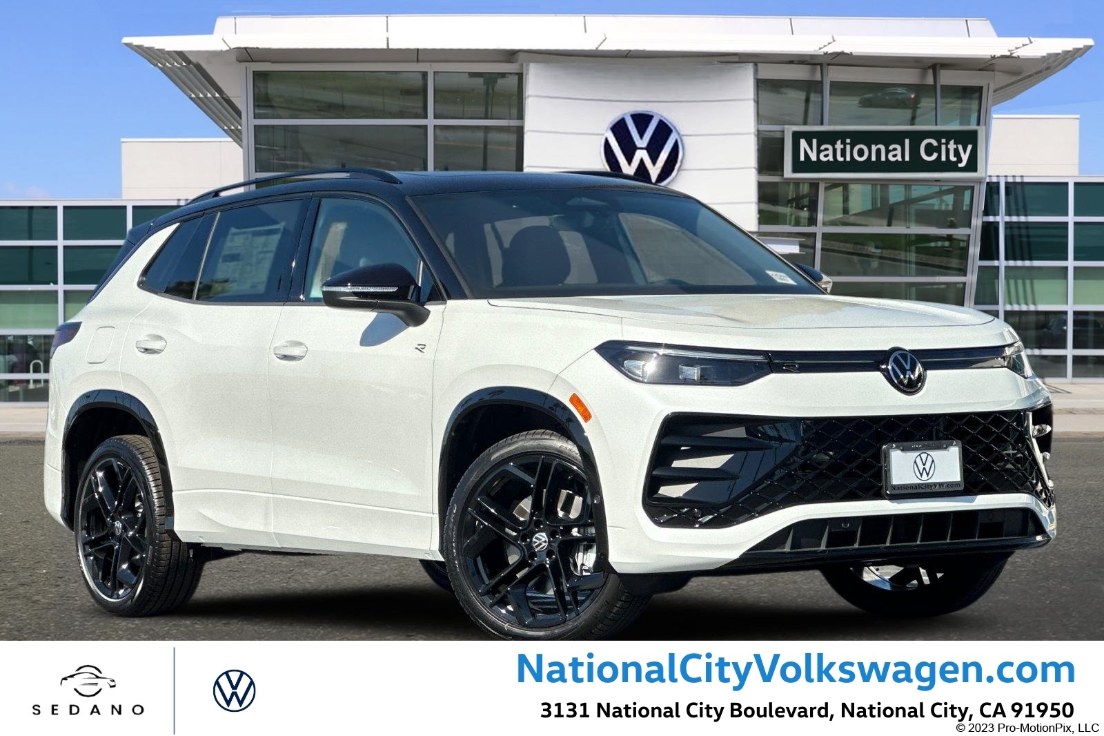 2025 Volkswagen Tiguan SE R-LINE BLACK's photo