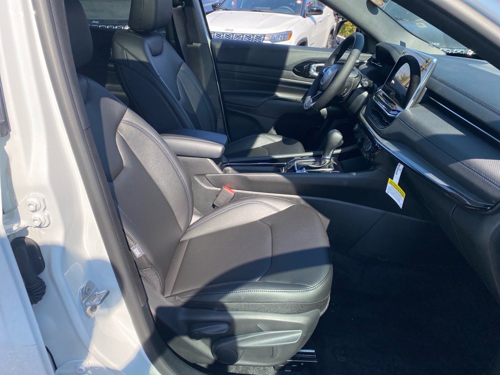 2025 Jeep Compass Limited photo 17