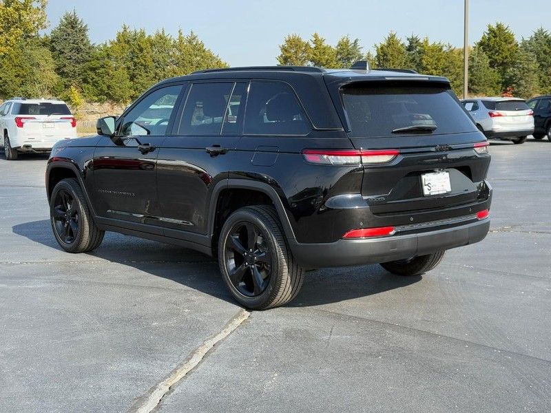 2022 Jeep Grand Cherokee Altitude photo 4