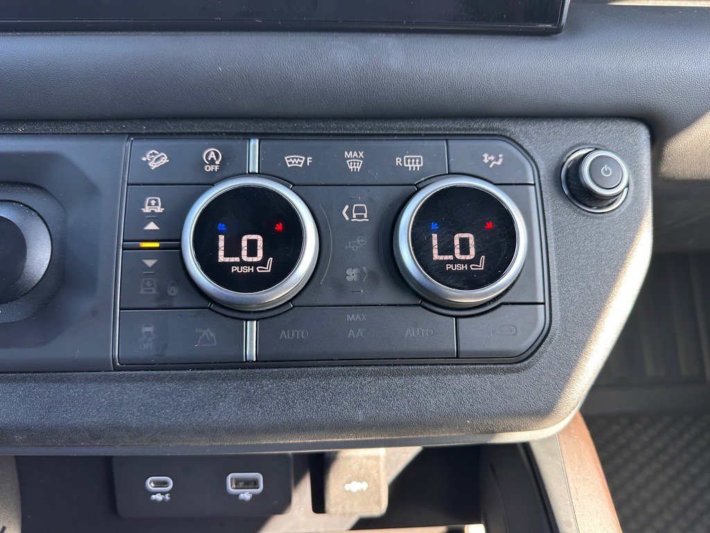 2023 Land Rover Defender 130 X-Dynamic SE photo 25
