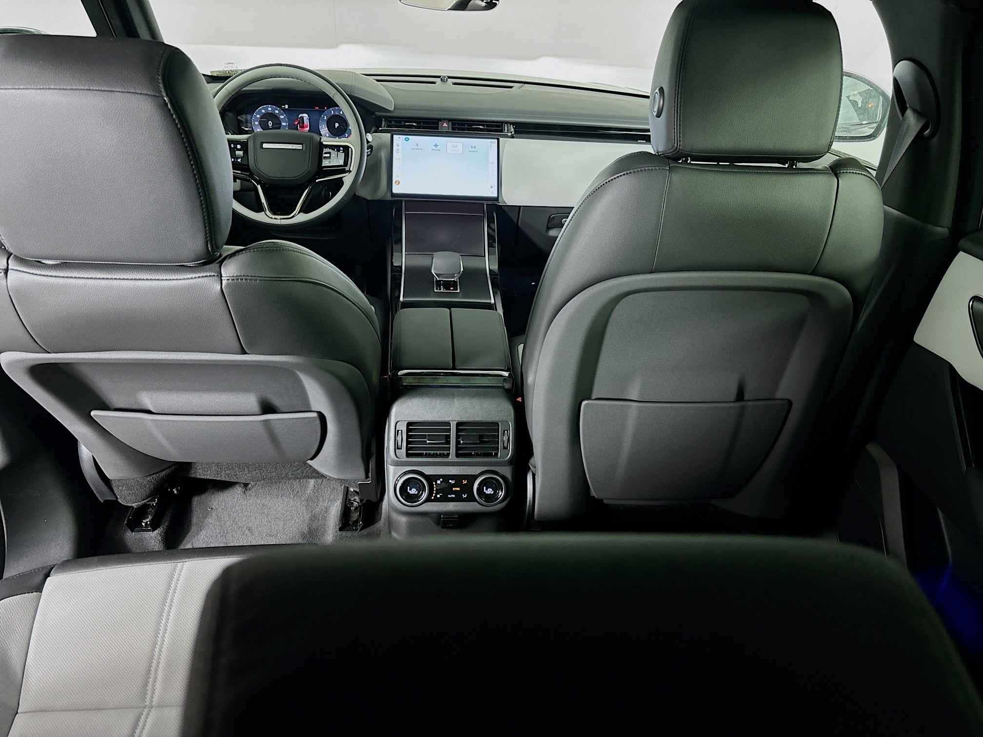 2026 Land Rover Range Rover Velar SE photo 19