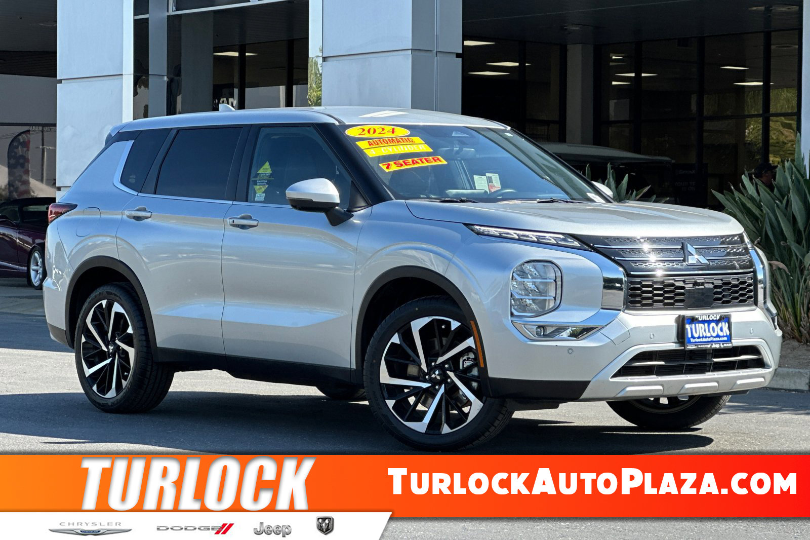 2024 Mitsubishi Outlander SE's photo