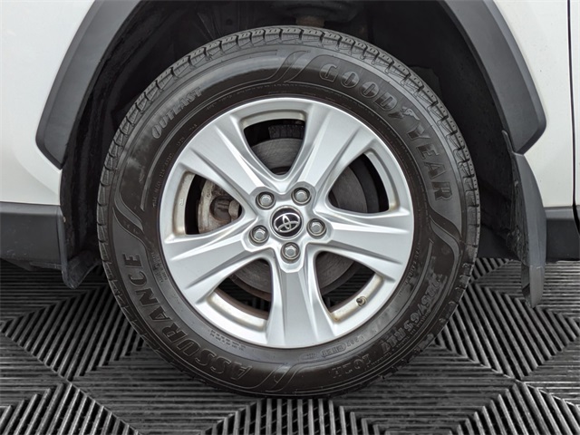 2019 Toyota RAV4 Hybrid XLE photo 6
