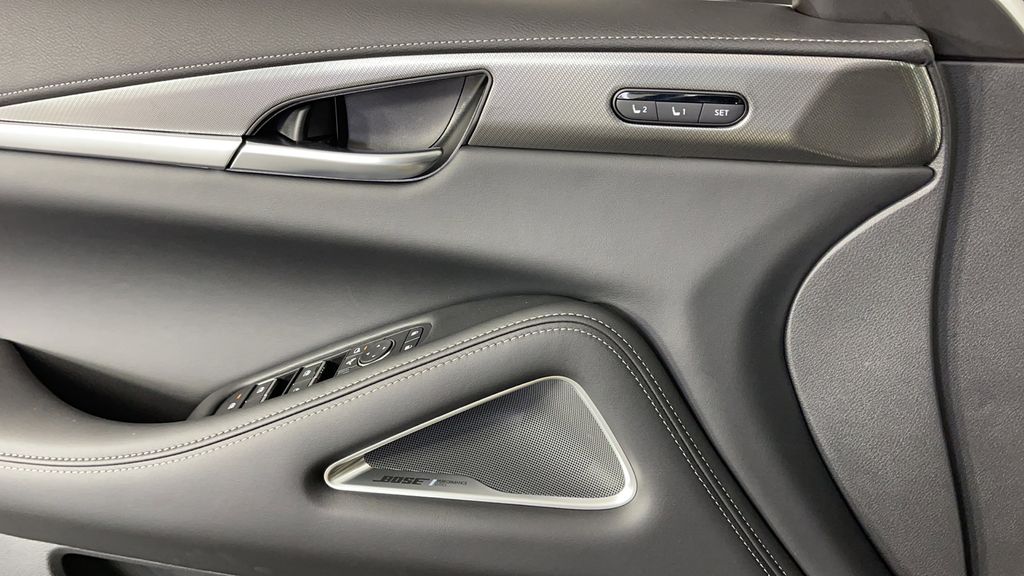 New 2025 White INFINITI LUXE image 30