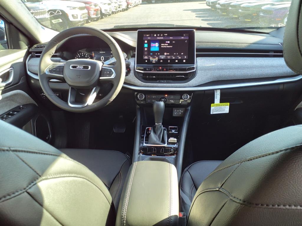 2024 Jeep Compass Latitude Lux photo 8
