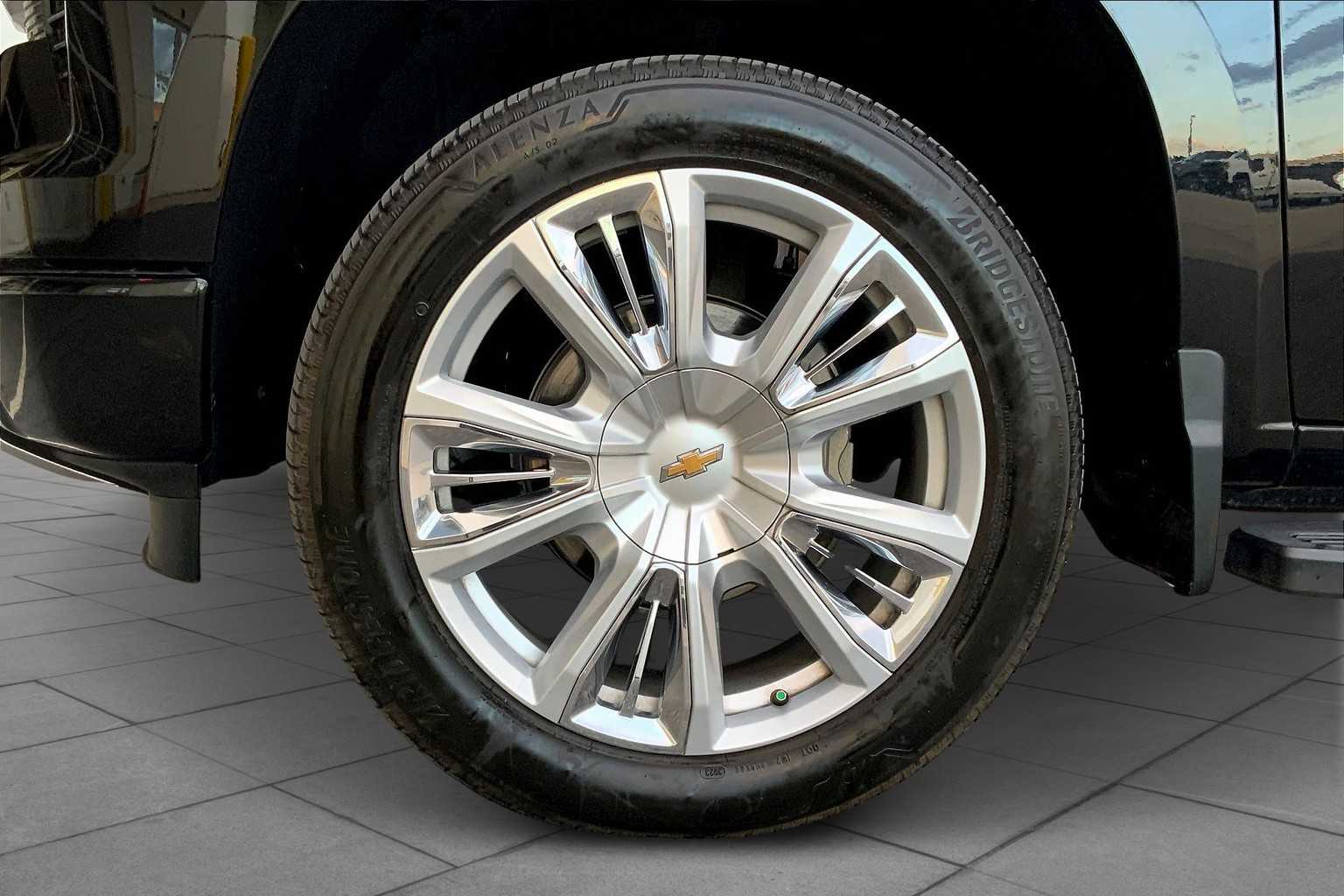 2024 Chevrolet Silverado 1500 High Country photo 17