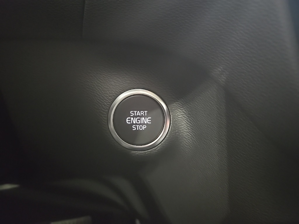 2026 Volvo XC40 Core photo 15