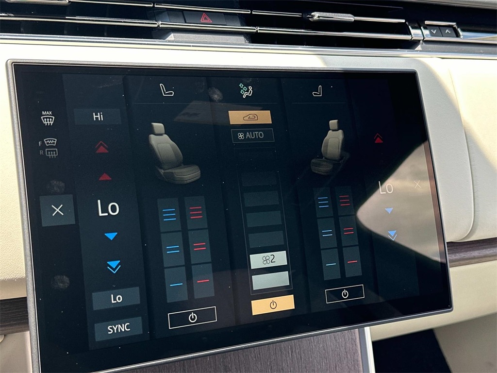 2025 Land Rover Range Rover SE photo 5
