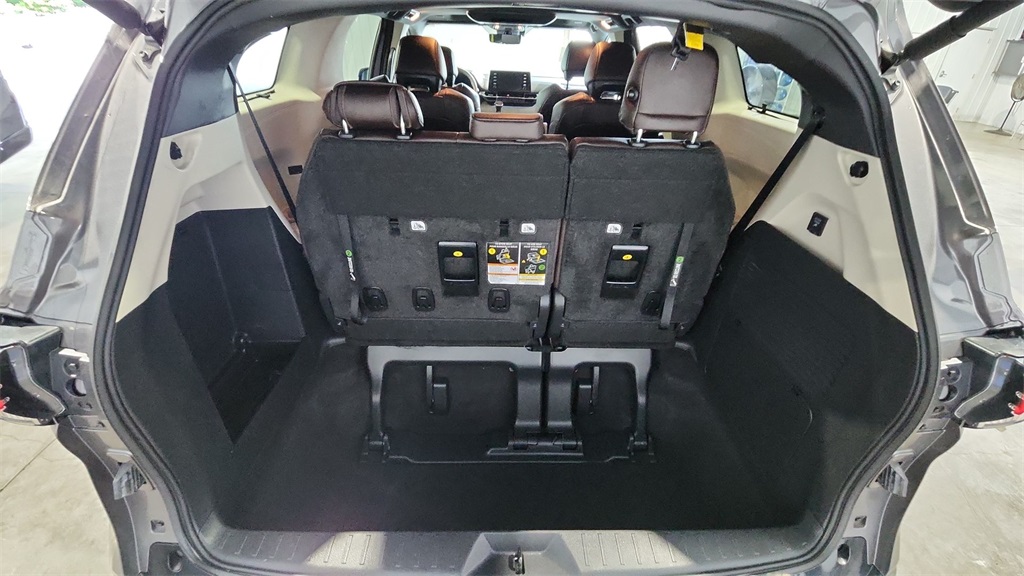 2023 Toyota Sienna Platinum photo 22