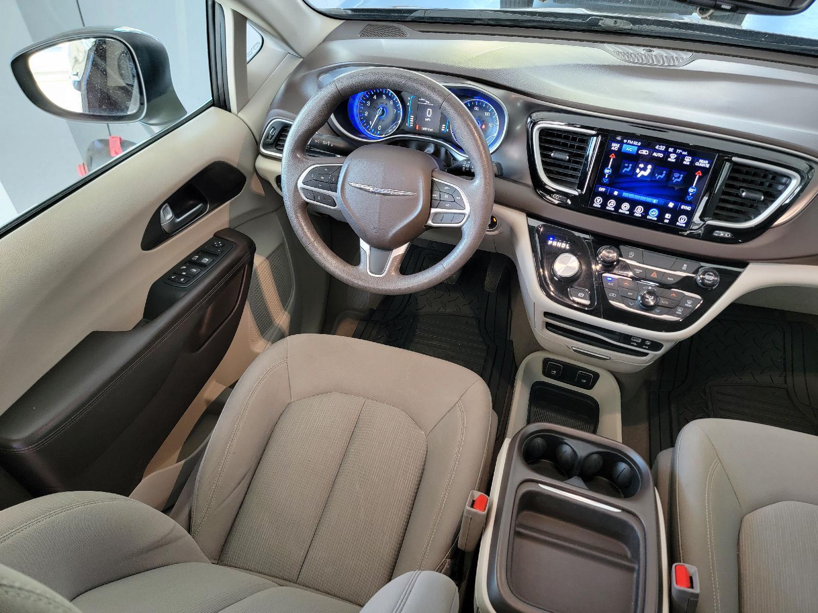 2017 Chrysler Pacifica Touring Plus photo 15