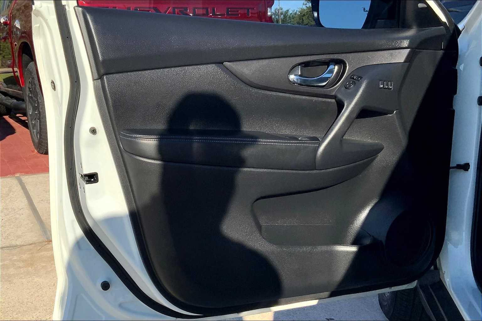 2020 Nissan Rogue SV photo 21