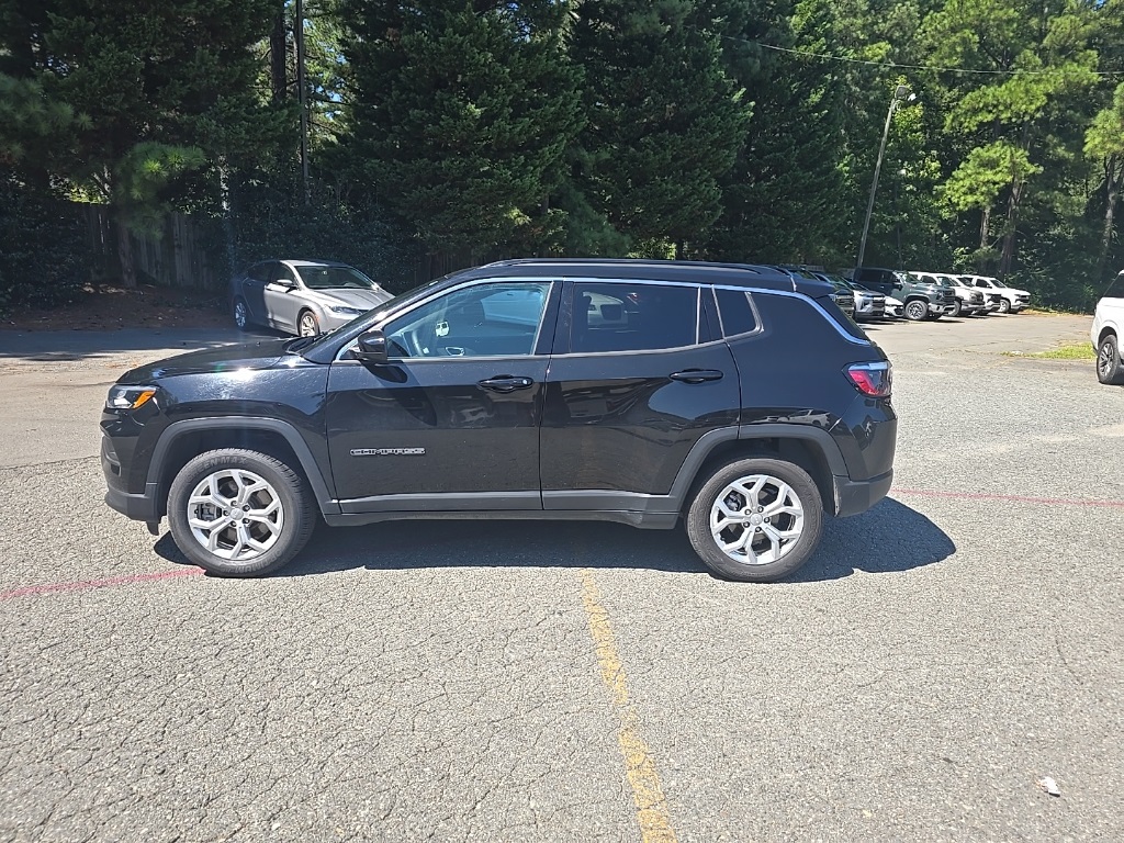 2024 Jeep Compass Latitude photo 2