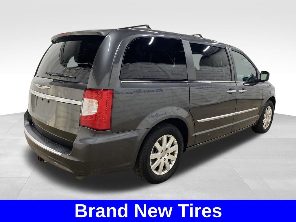 2016 Chrysler Town & Country Touring photo 2