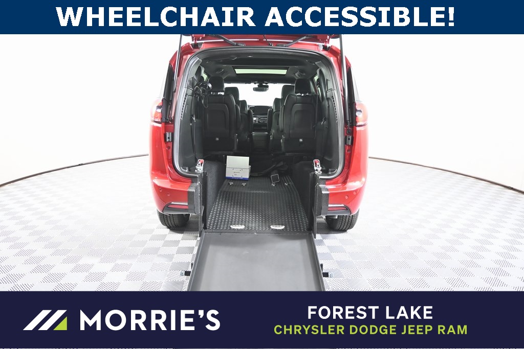 2025 Chrysler Pacifica Select's photo