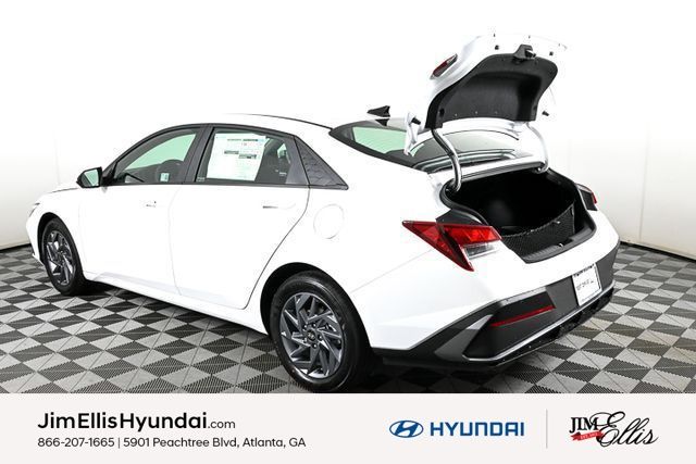 2025 Hyundai Elantra SEL Sport photo 3