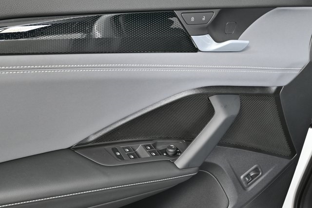 2025 Volkswagen Tiguan SE photo 2