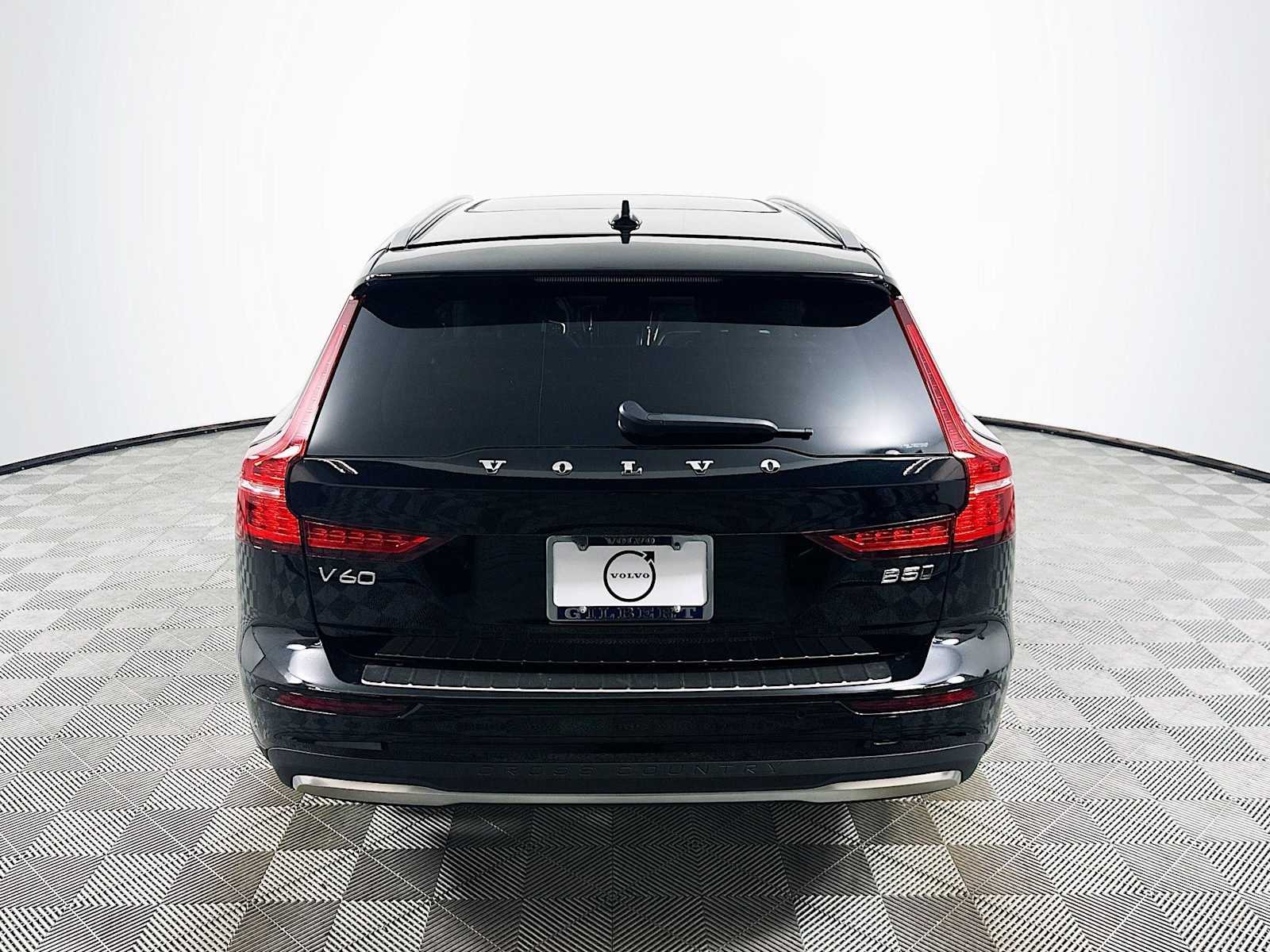 2025 Volvo V60 Cross Country B5 AWD Plus photo 6