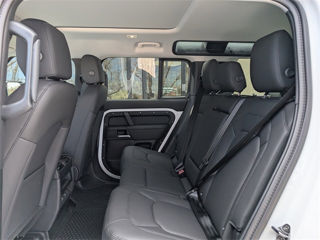 2025 Land Rover Defender 110 S photo 4