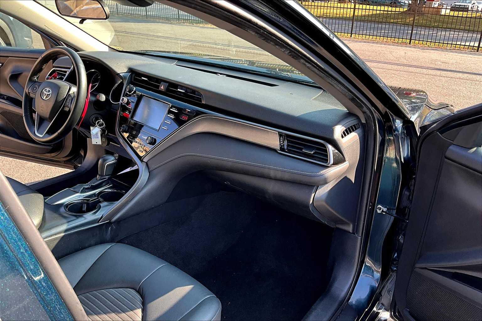 2019 Toyota Camry SE photo 16