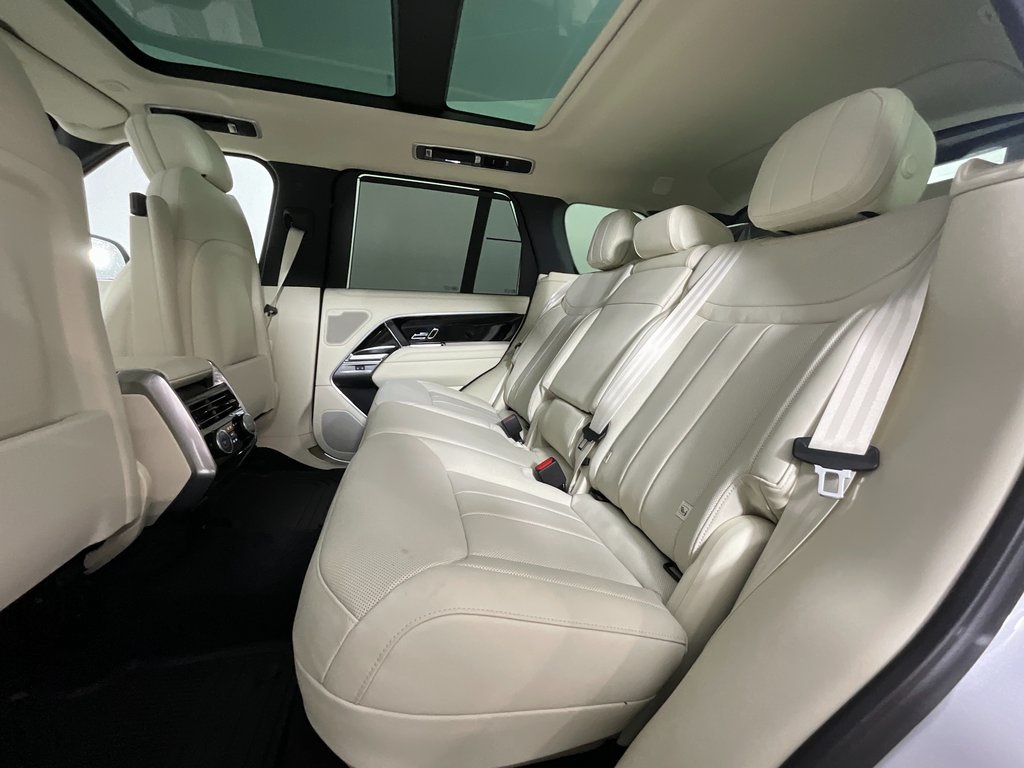 2025 Land Rover Range Rover SE photo 4