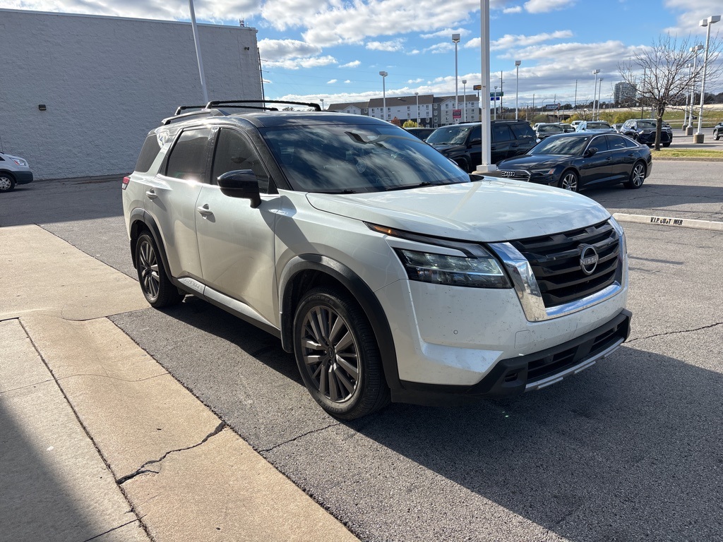 2023 Nissan Pathfinder SL's photo