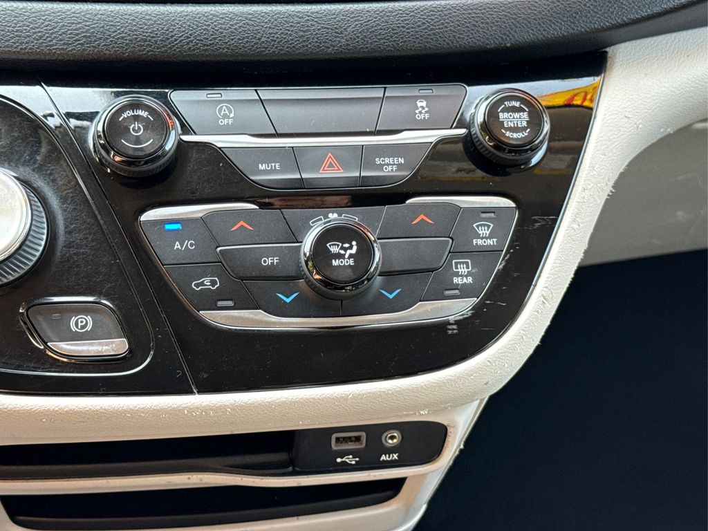 2020 Chrysler Voyager LXi photo 25