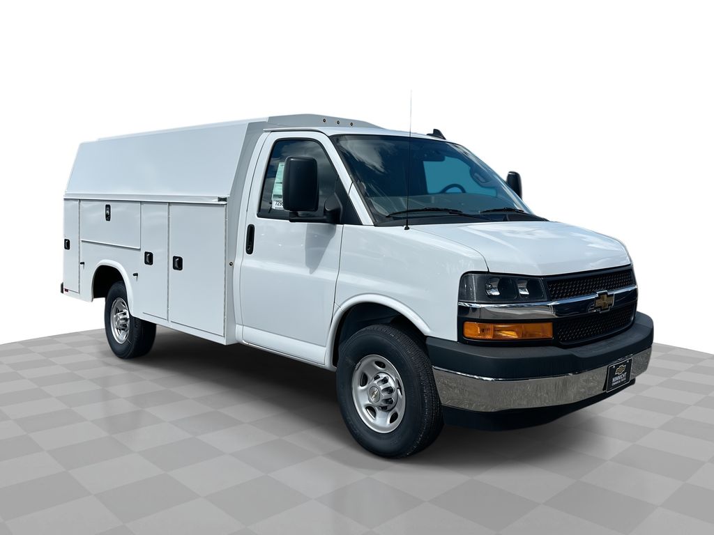 2025 Chevrolet Express Cutaway Base's photo