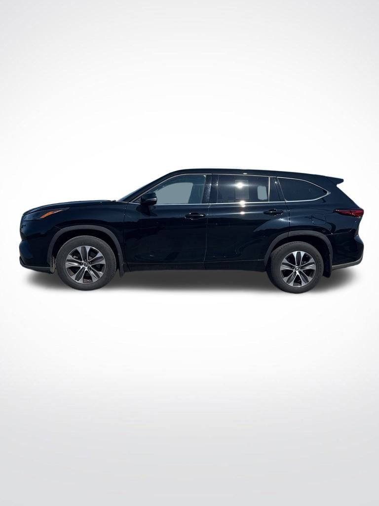 2022 Toyota Highlander XLE photo 3