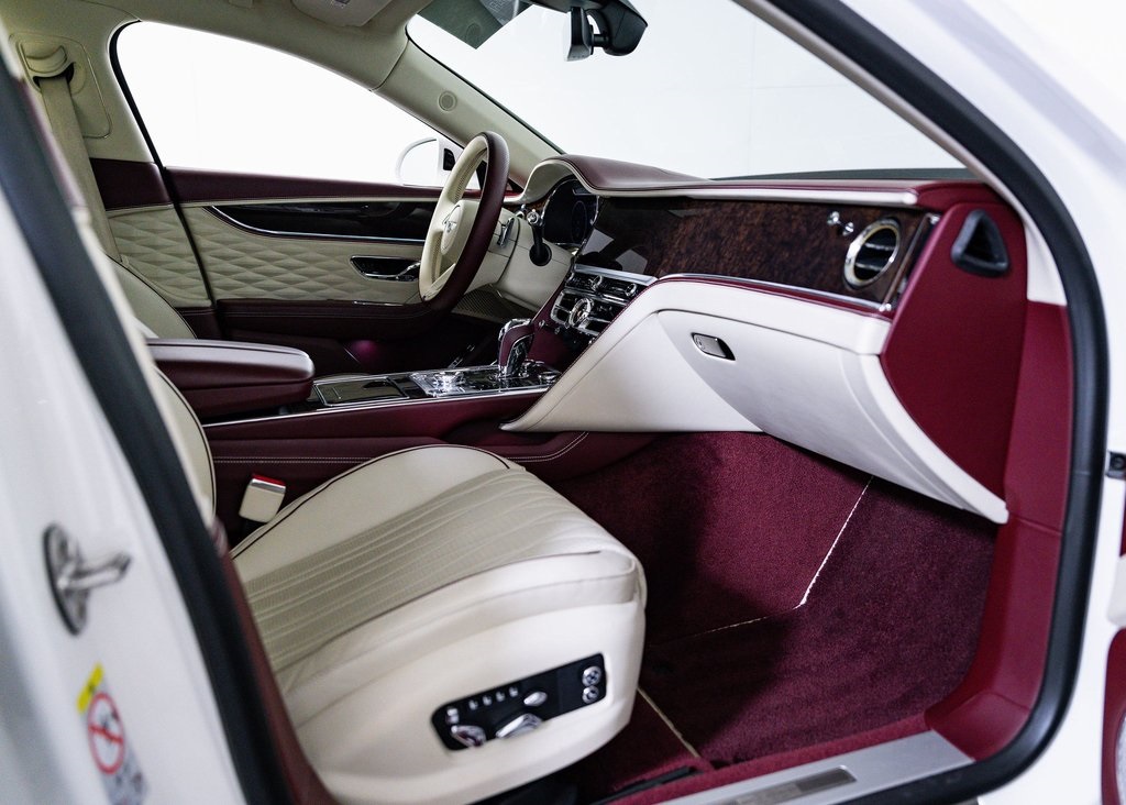 Used 2022 Glacier White Bentley V8 image 25