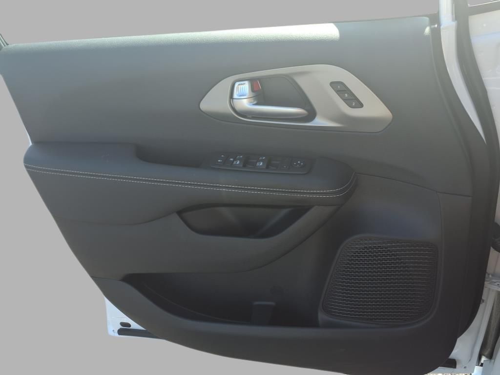 2026 Chrysler Pacifica photo 14