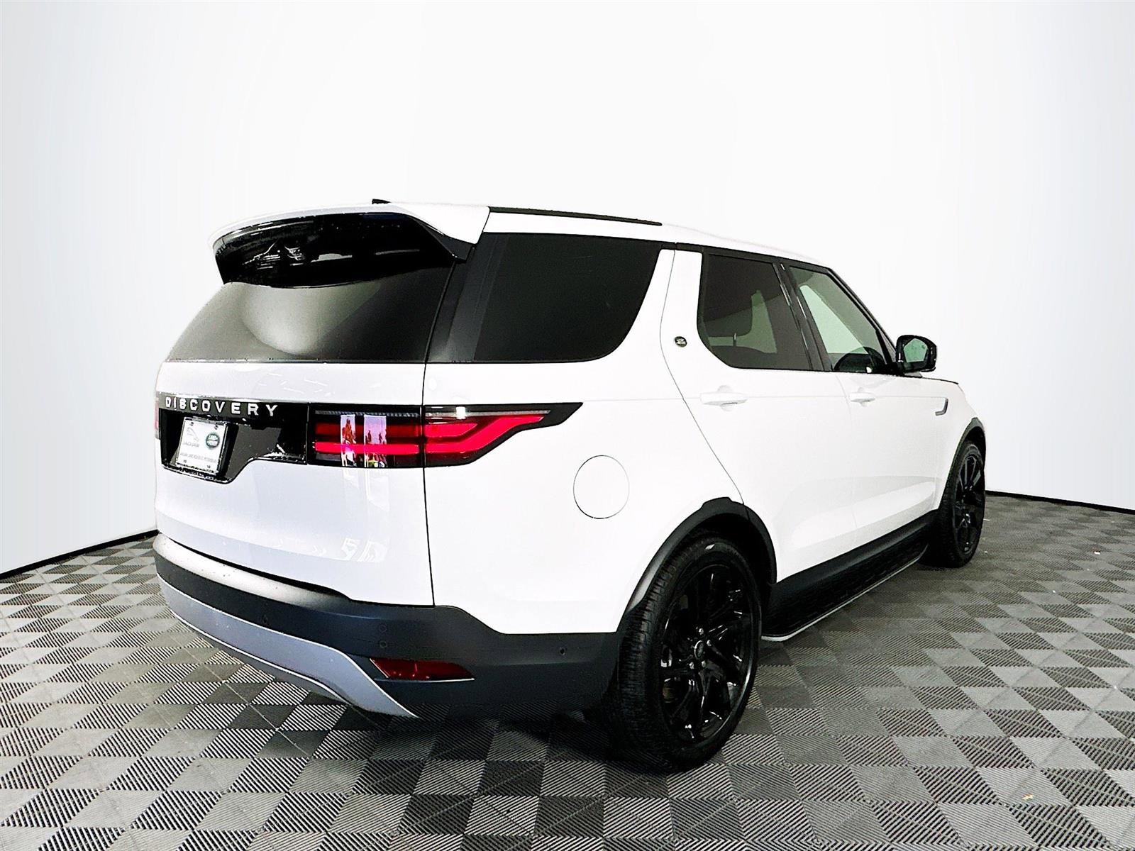 2024 Land Rover Discovery S photo 5