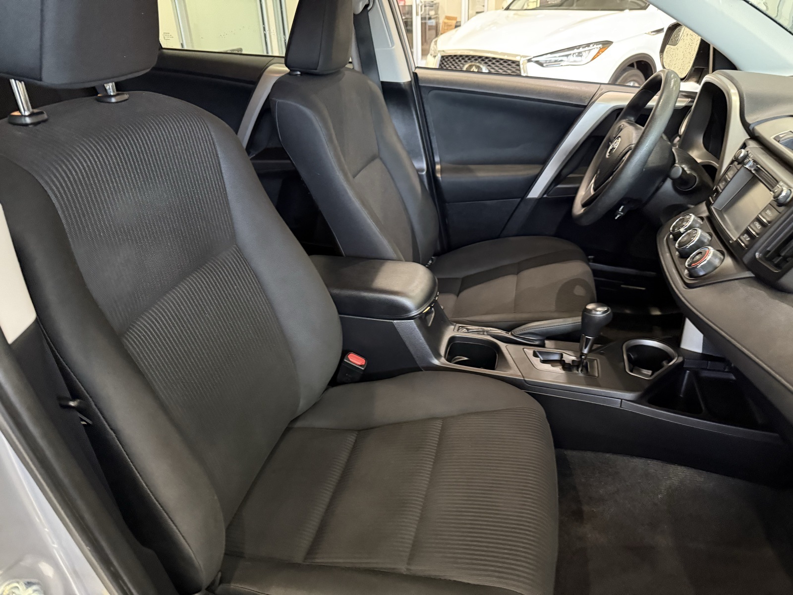 2016 Toyota RAV4 LE photo 32